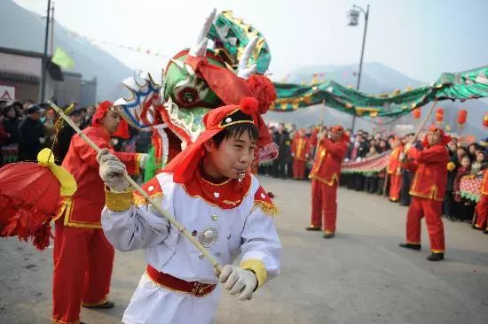 闹社火又称耍灶火,是中国北方地区的传统民俗,每年过年过节举行,穿街