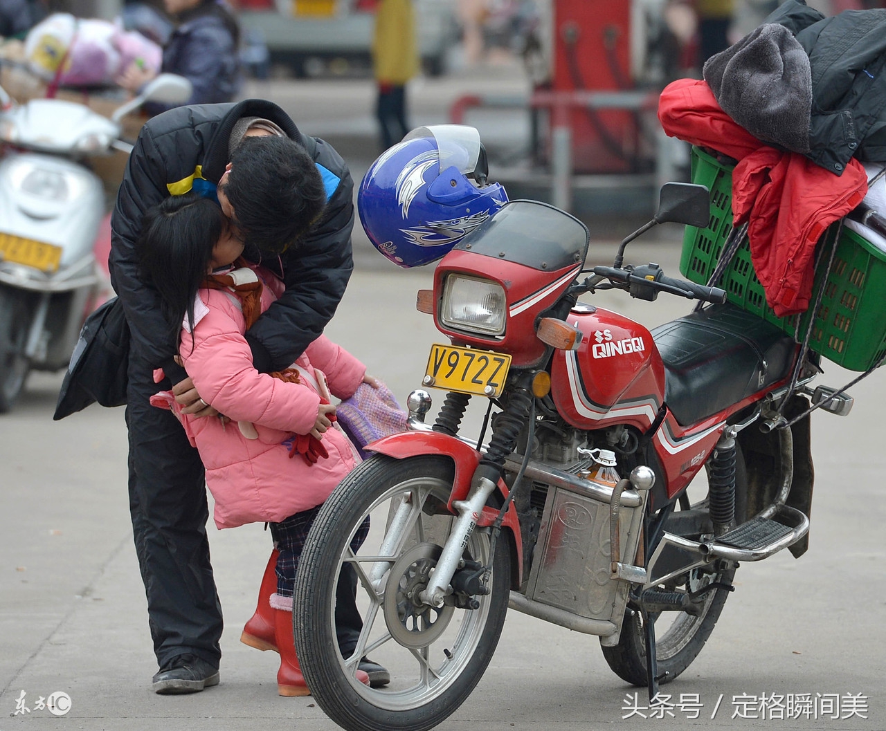 农民工回家团聚 寒冷天骑摩托车带着家人 孩子被冻的瑟瑟发抖