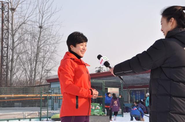 大众冰雪进社区走进北京房山,郭丹丹孙明明携手助力冰雪运动