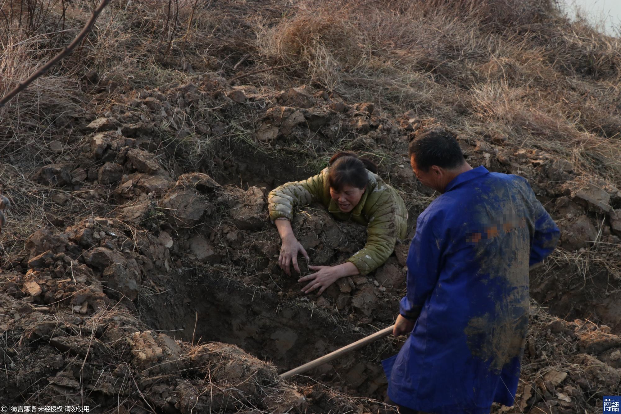 老人给自己挖坟:地里太冷不忍孙子一人走