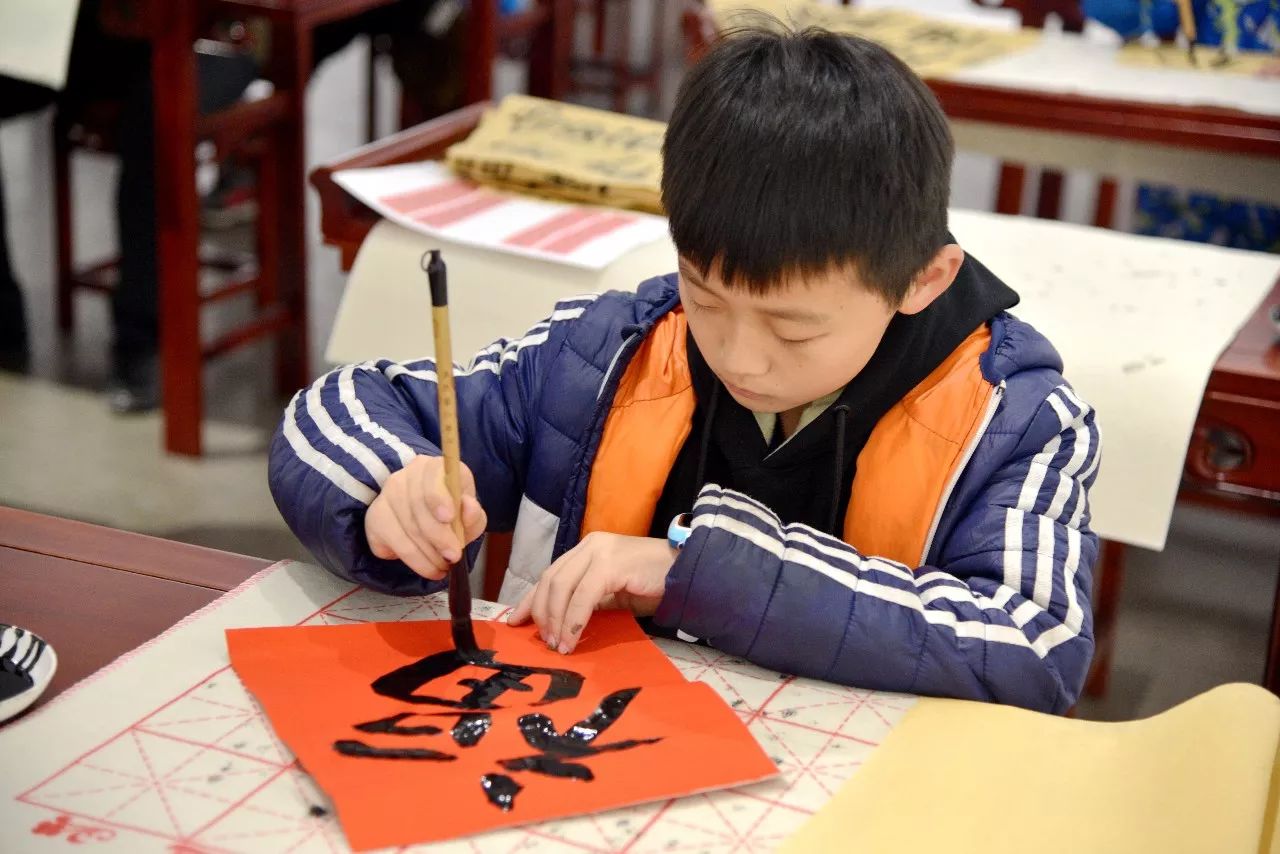 導師指導學員書寫趙洪祥老師分別對不同字體書寫春聯進行了講解講解