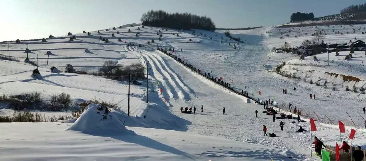 冰雪旅遊自己造雪場帶動鄉村振興長白山下有一個農民造的滑雪場