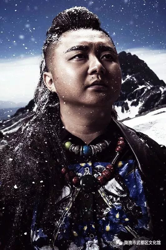 演唱:边疆边疆,蒙古族歌手,蒙古名:乌力吉