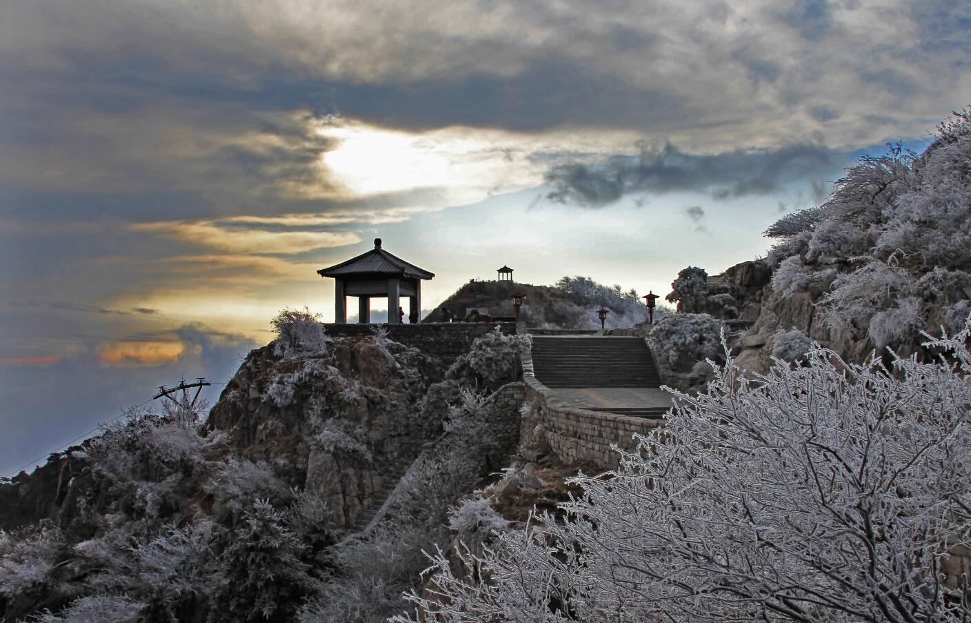 1玉皇顶玉皇顶位于泰山主峰山东省泰安市以玉皇庙命名,山顶上有一座庙