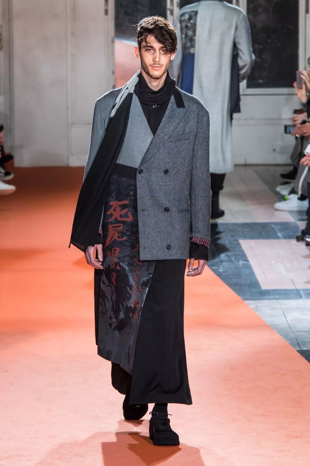 yohji yamamoto2018秋冬|用服装诉说情绪,红—是黑色中的光芒