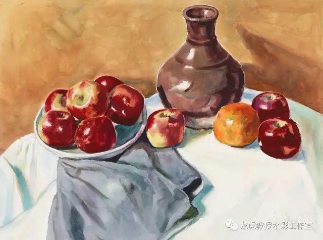 龙虎《红苹果与红酒瓶》56×76cm 水彩 2010年▲龙虎《灰衬布与红
