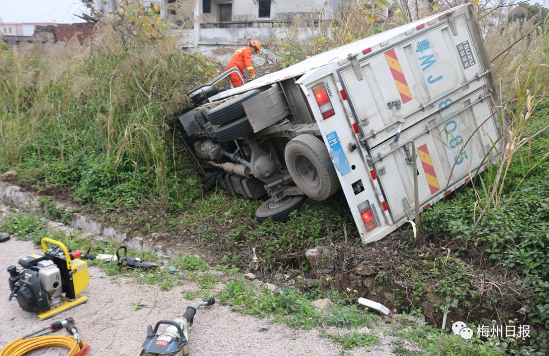 洲瑞往银江公路冠山路段一货车侧翻