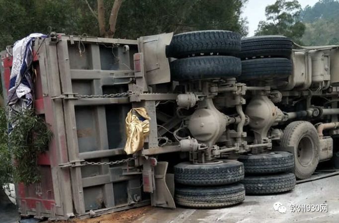 老司机上路也需多注意又一大货车翻车整车水泥散落在地