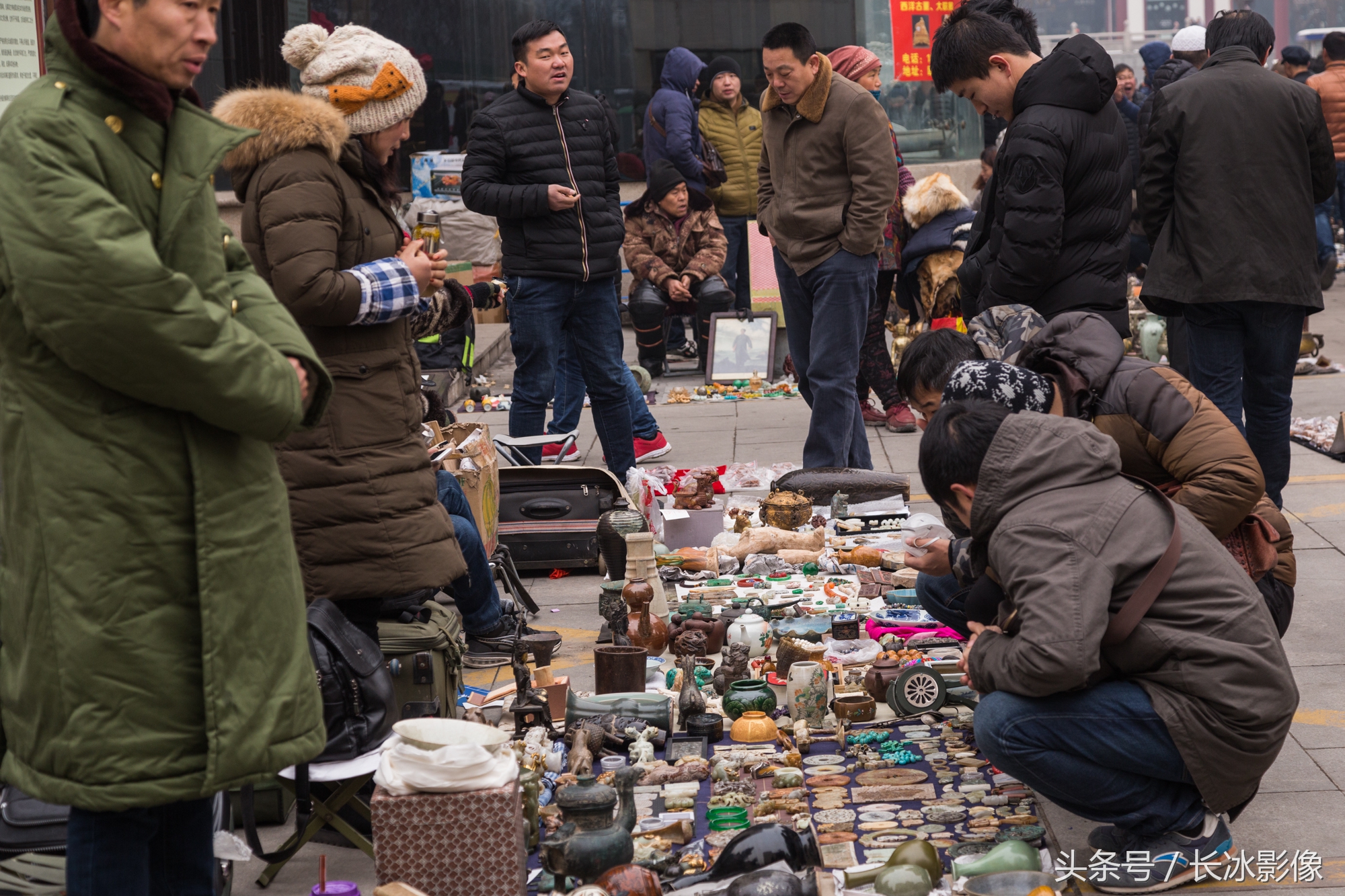 西安大雁塔每周六的古玩地摊人山人海看的人多买的人少表面繁荣