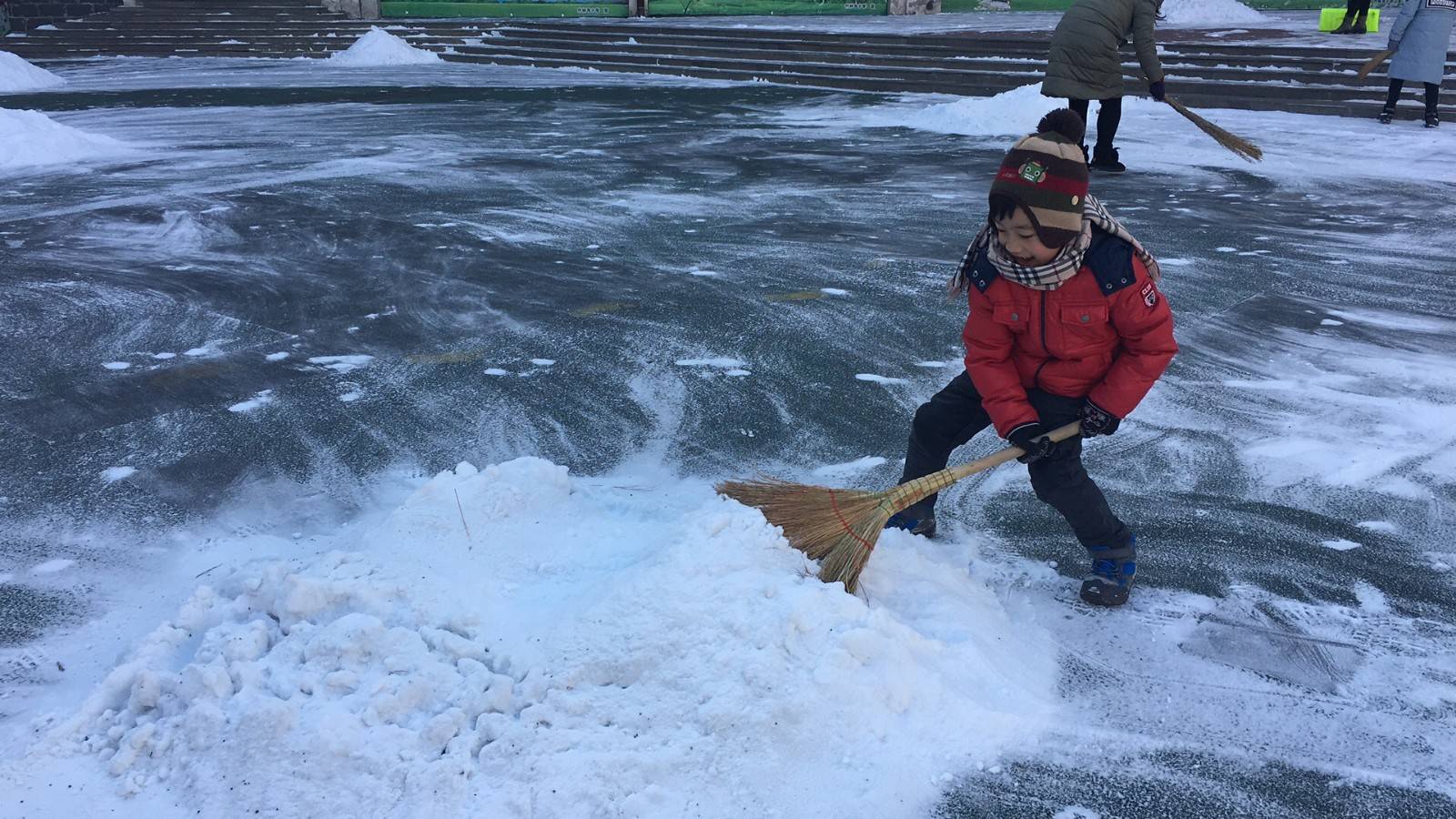 扫雪照片学生背影图片