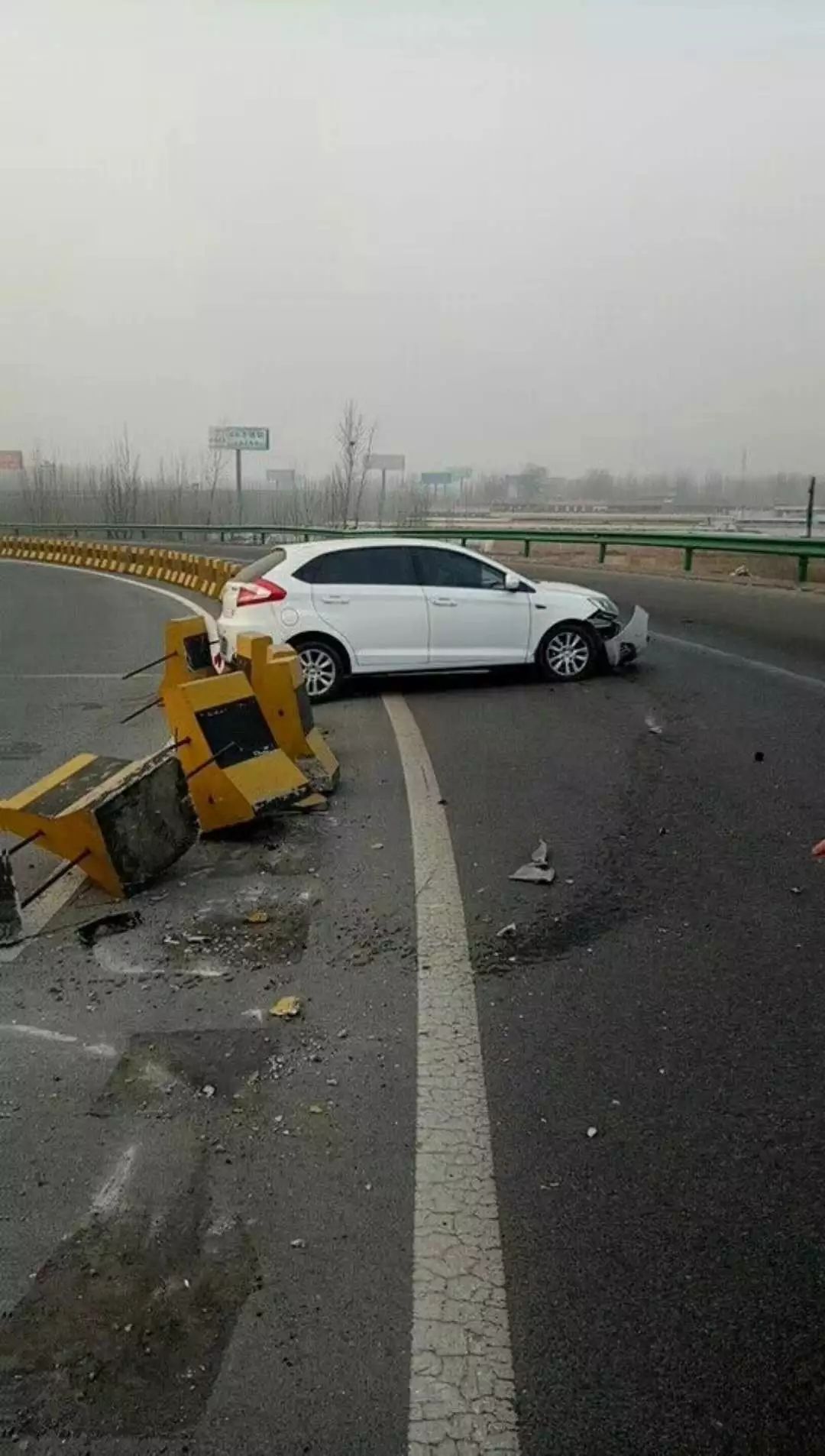 公路廊坊段永清收费站上站口北京方向匝道,一起由电话引发的交通事故