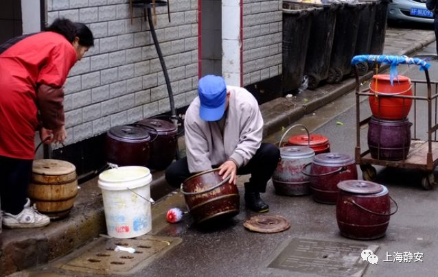老上海妇女倒马桶图片图片