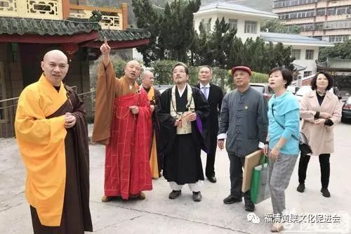 日本黄檗宗大雄山西园寺住持内藤香林与虎溪岩寺方丈净心法师亲切交谈