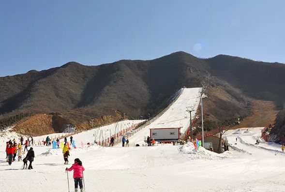 蘑菇道,波浪道包含初級雪道和約6000平方米的嬉雪平臺室內滑雪館面積