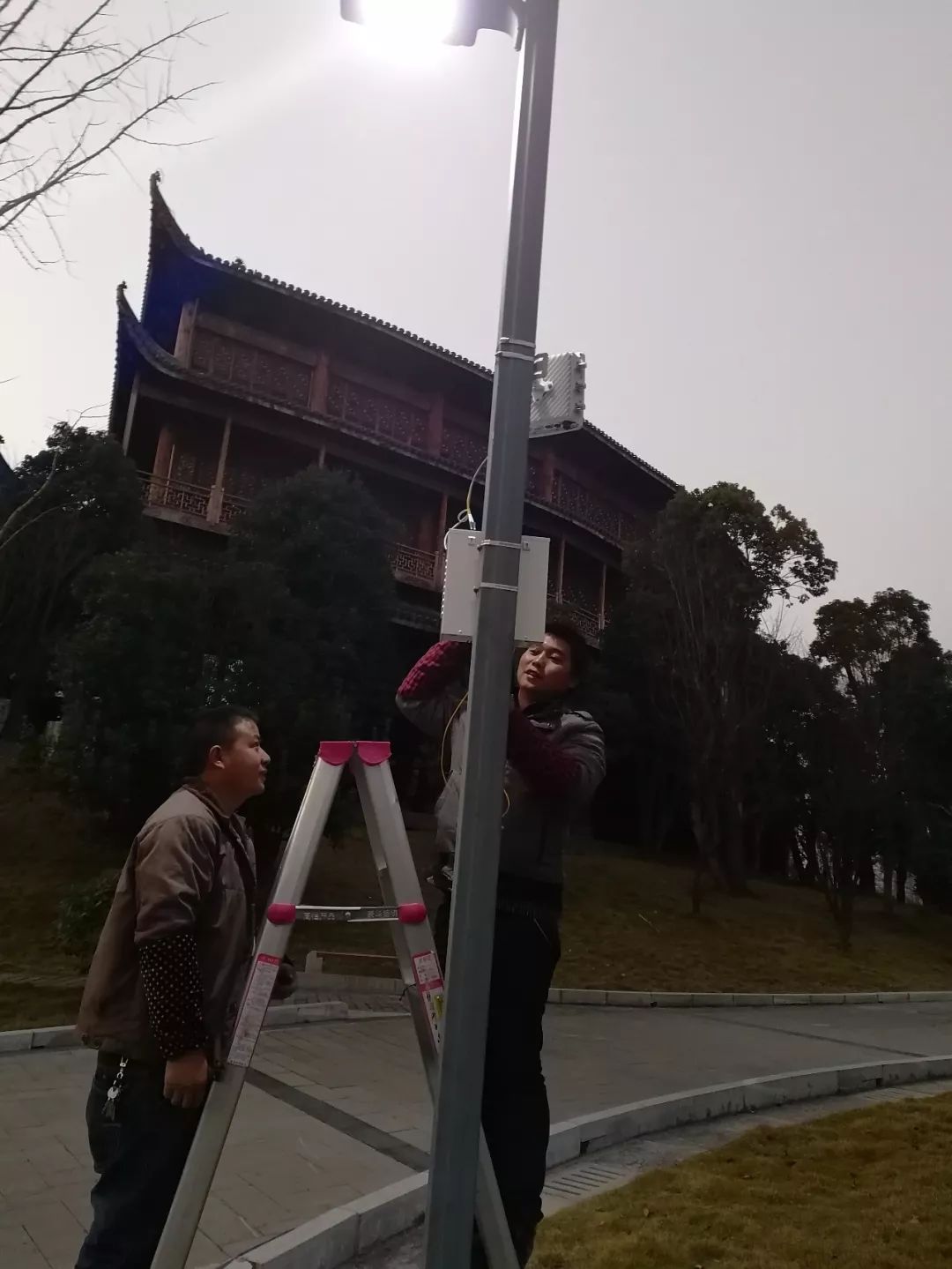 当免费wifi逐渐成为各家的标配走在街上,逛个公园都能免费用wifi那