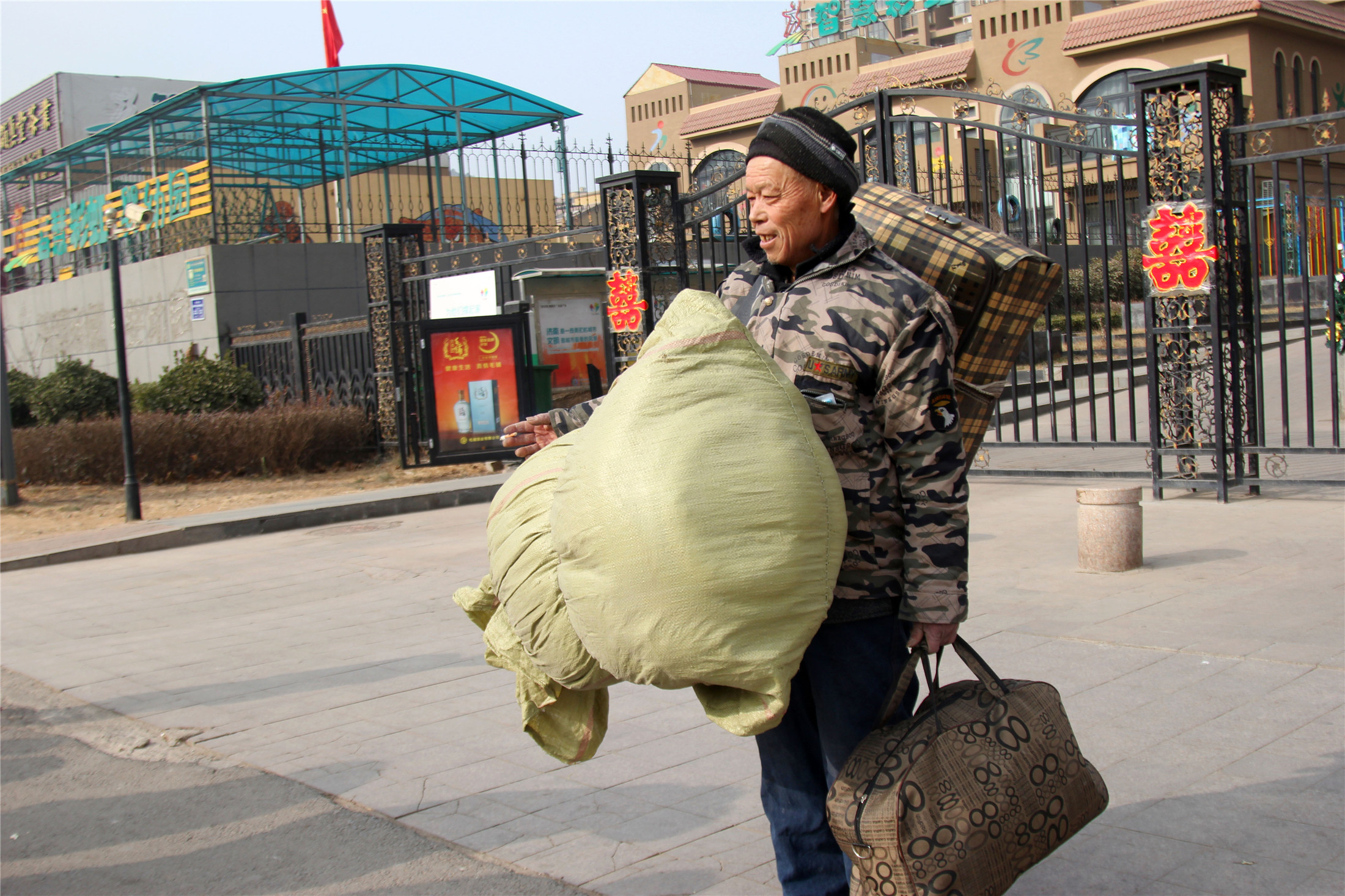 农民工欢喜返乡过年 外出打工半年有人说:想家了