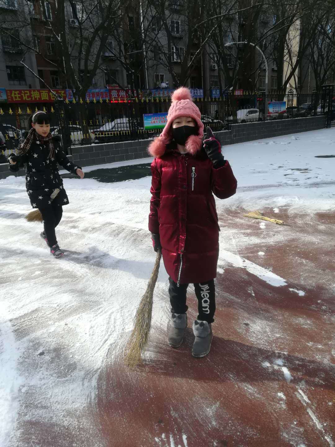 女生扫雪背影照片图片