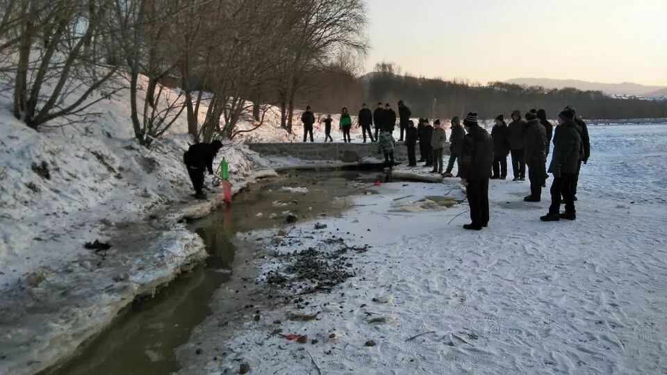 城事水上公園有人鑿冰冬捕