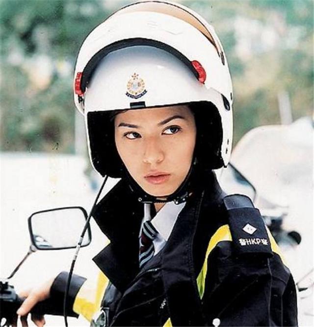 实际上,滕丽名在出道前真的是一位女警,她从中学毕业之后就加入了香港