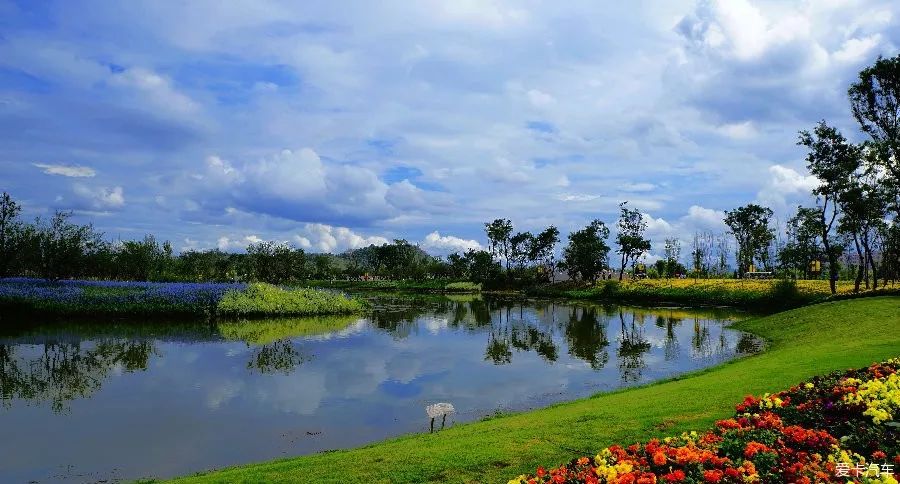 公園位於滇池南岸,長腰山西側,視野開闊,植被茂盛,美麗的湖濱林帶,水