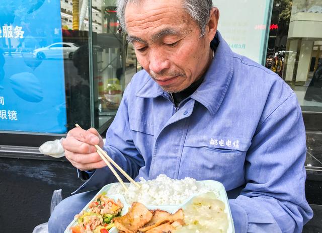 砖头盒饭图片