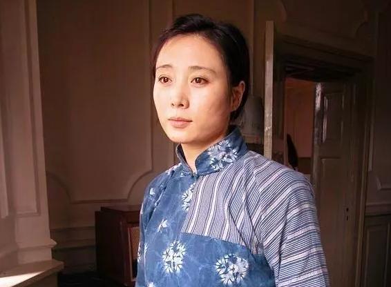 鄭錚在其中演傳統的中國婦女,還能看出鴛鴦的模樣2004年的《軍人機密