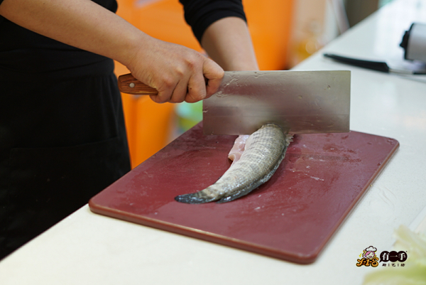 有一手厨艺坊精品刀工课:制作纯正的鱼肉火锅