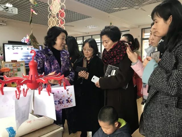 南京市北京东路小学附属幼儿园分会场上,吴邵萍园长带领陈杰琦教授和