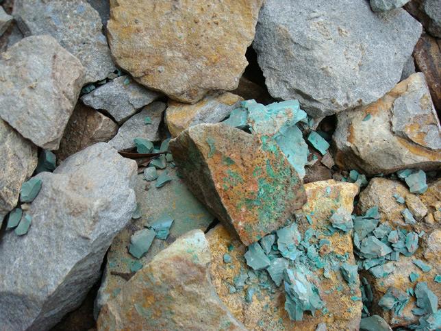 8,驱龙铜矿西藏自治区中部的驱龙成矿区平均海拔4000m以上,驱龙斑岩铜