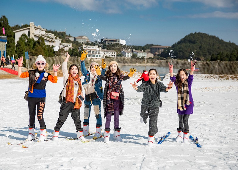 滑雪场位于苍南县桥墩镇境内玉苍山国家森林公园景区的华玉山庄度假区