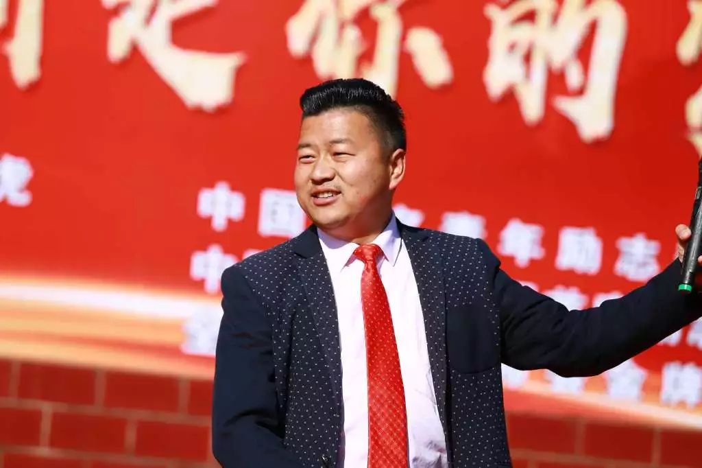 杨飞虎老师与师生见面场面宏大壮观演讲进行时用心领会用心记会心之笑