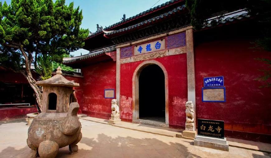 阳山东面的白鹤峰下有个古老的寺庙,叫白龙寺,建于东晋隆安年间,到