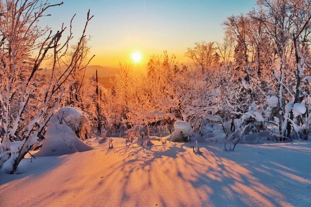 穿越林海雪原登上龙江第一峰,看一场雪中日出