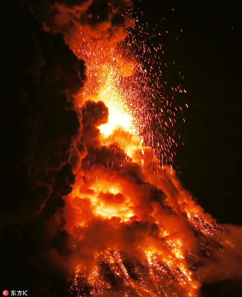 菲律宾马荣火山持续喷发 岩浆喷射场面震撼