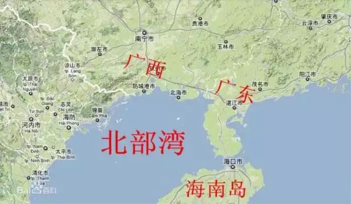 東臨中國的雷州半島和海南島,北臨廣西壯族自治區,西臨越南,與瓊州