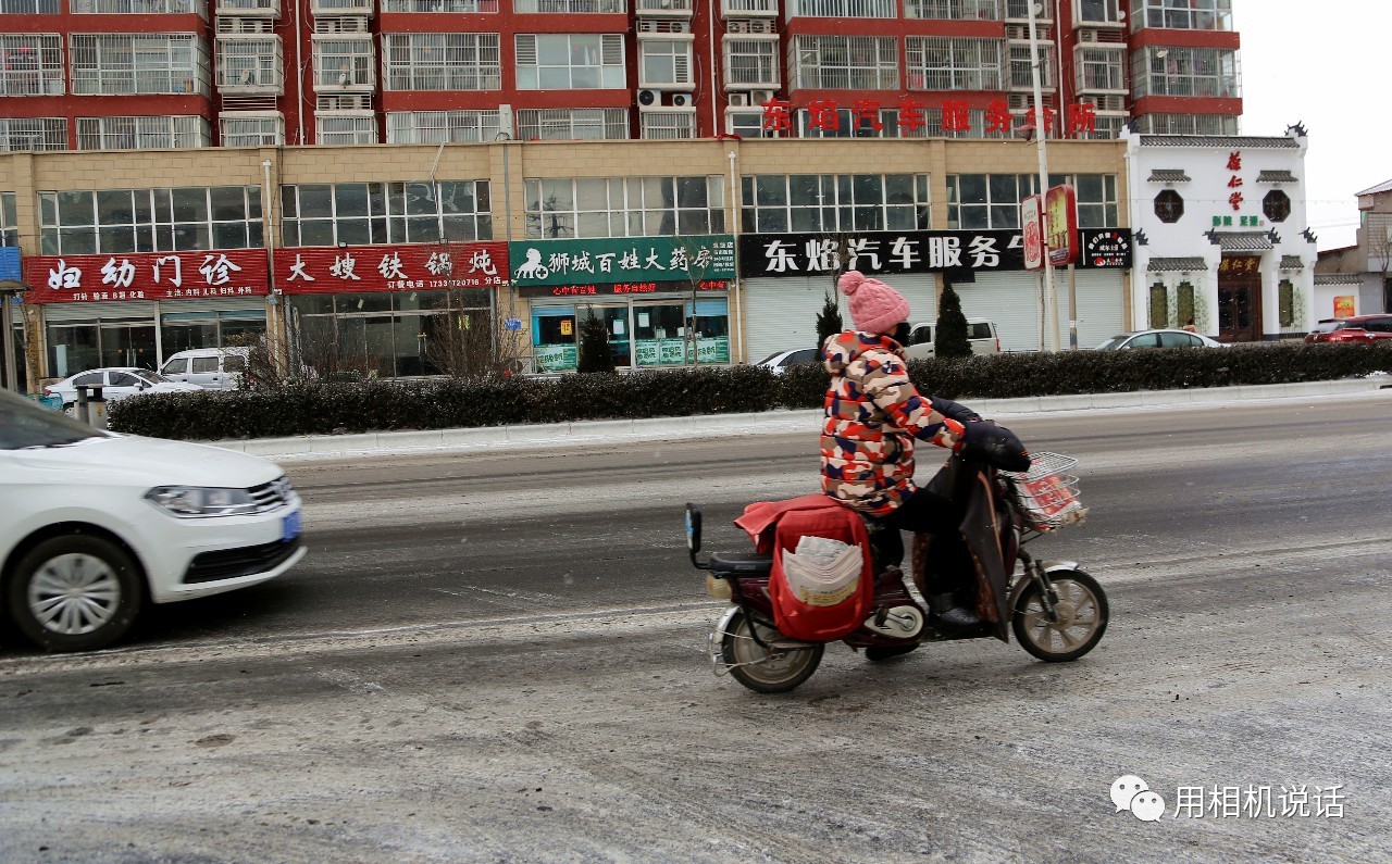 盐山发行站投递员袁俊青道路积雪不误送报