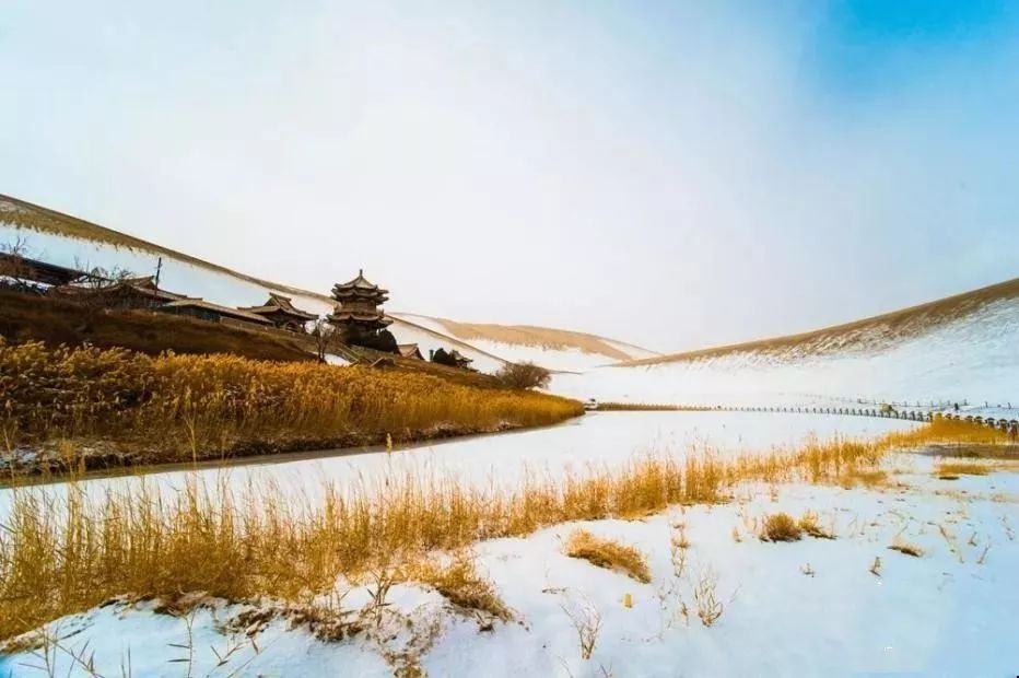 她是天地間淨化心靈之作,月牙泉的雪是獨一無二的,她宛如飛天飛出壁