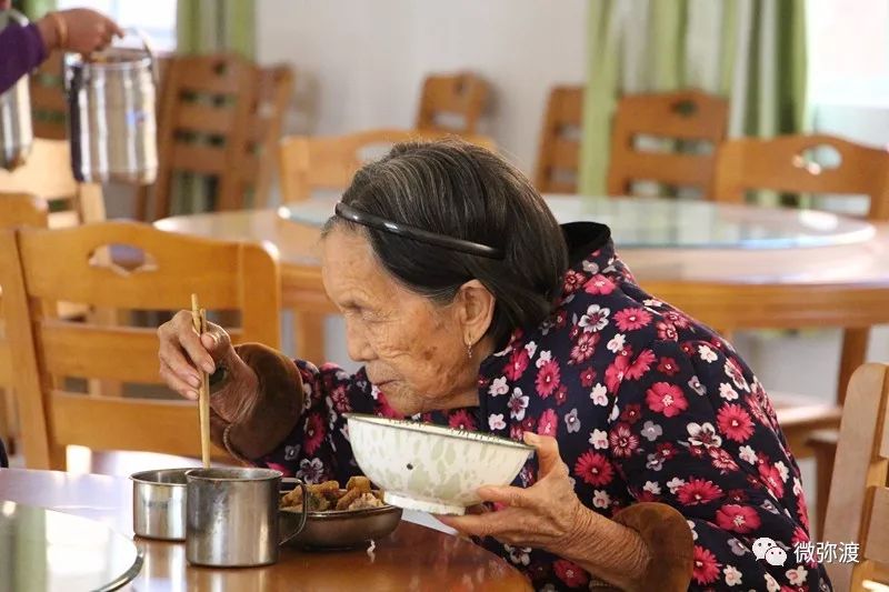 在新餐厅吃饭的老人们