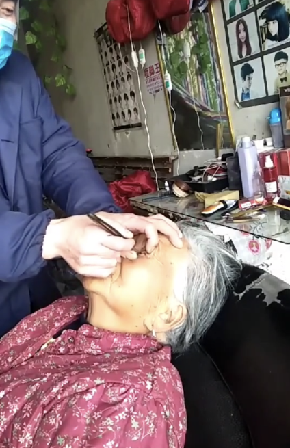 直击四川老式理发店提供掏耳朵刮脸洗眼睛服务即将失传