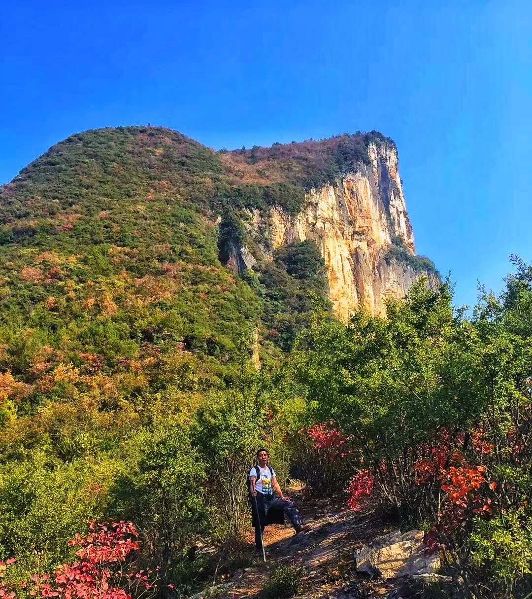 徒步危石鸟道登临三峡之巅