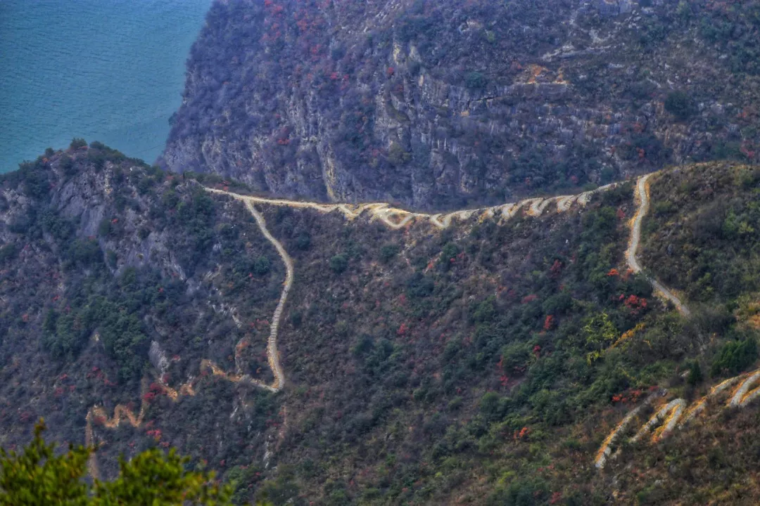 徒步危石鸟道,登临三峡之巅