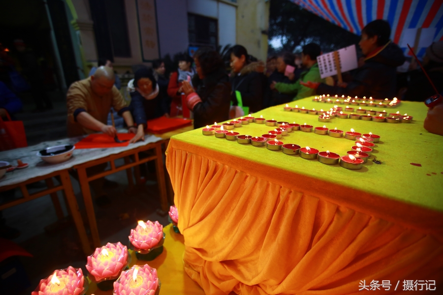 腊八节,湖北宜昌古佛寺僧人挥毫泼墨送福,民众排队接福