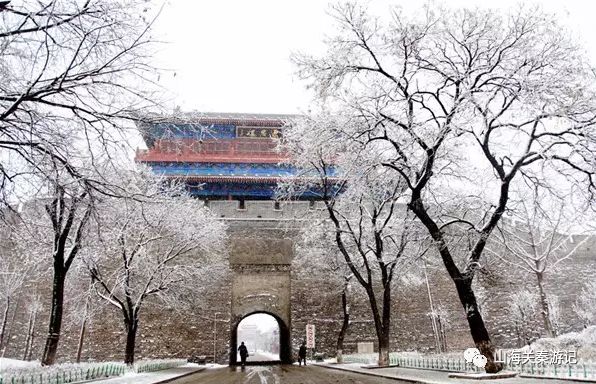 山海关古城雪景图片