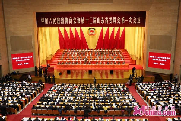 山东省政协十二届一次会议在济南开幕