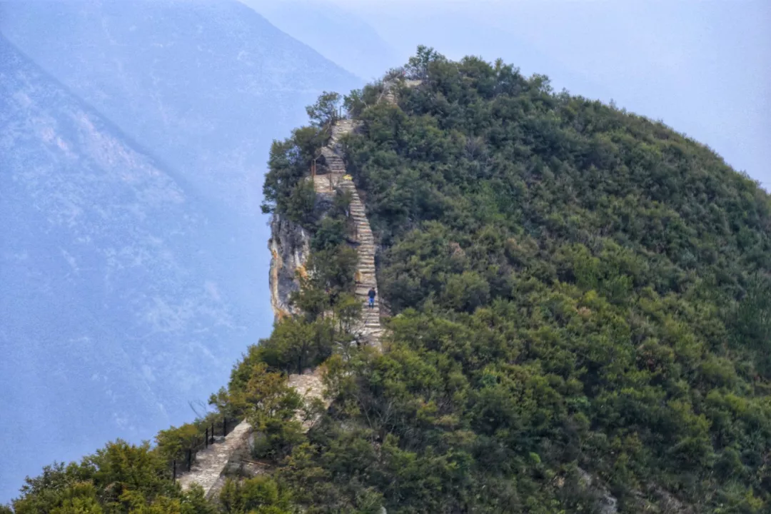 徒步危石鸟道登临三峡之巅