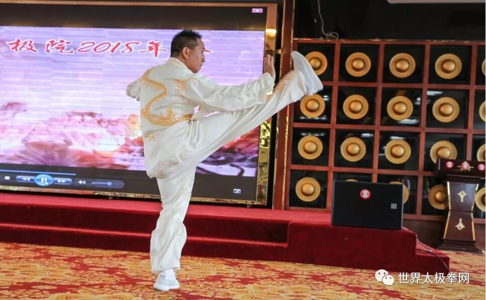 (院长李国强老师演练综合太极拳)让我们一起举起酒杯,祝福国强太极