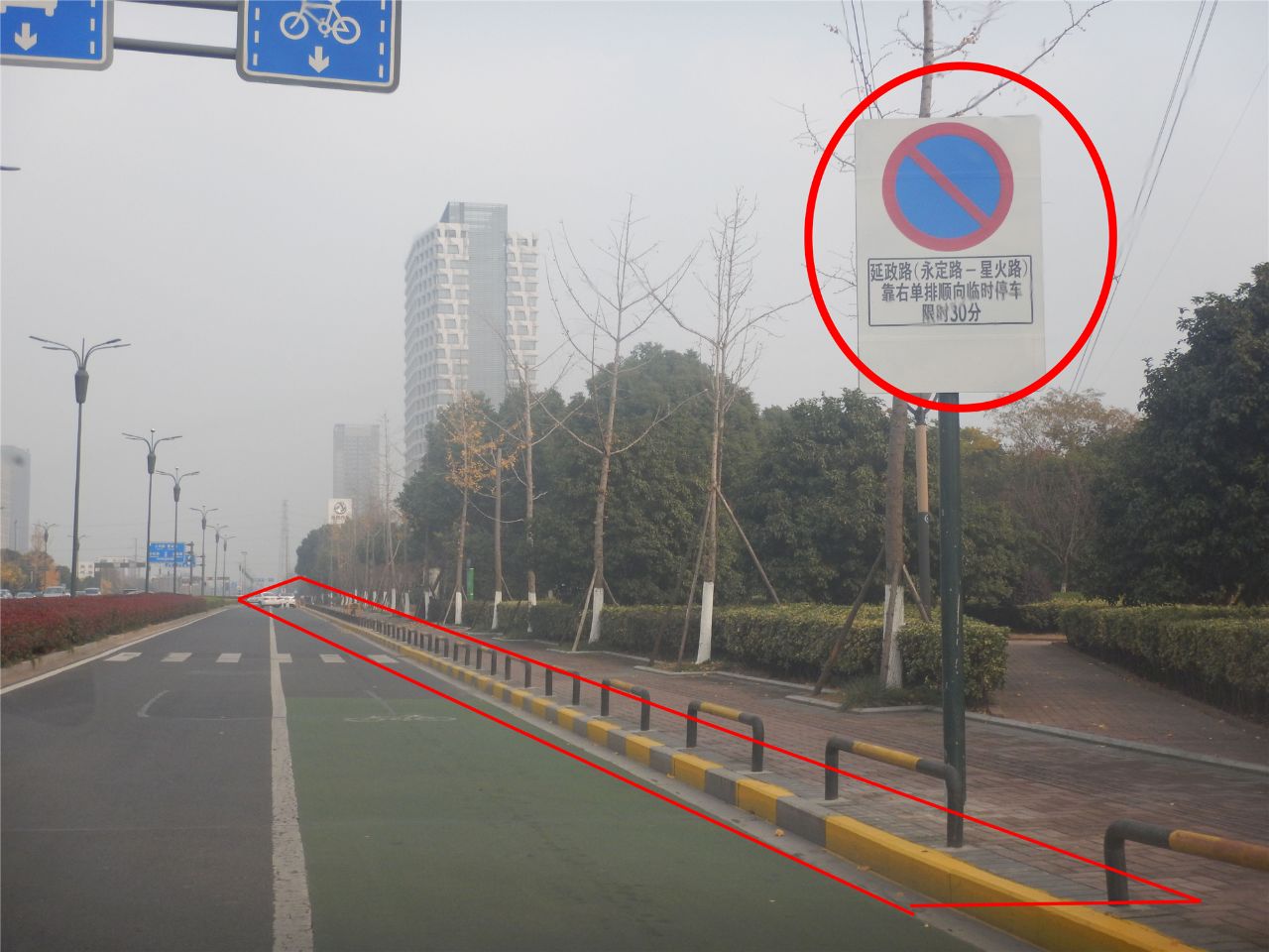 在禁止机动车停放路段,设置有禁止停车标志或标线(黄色实线)▲在交叉