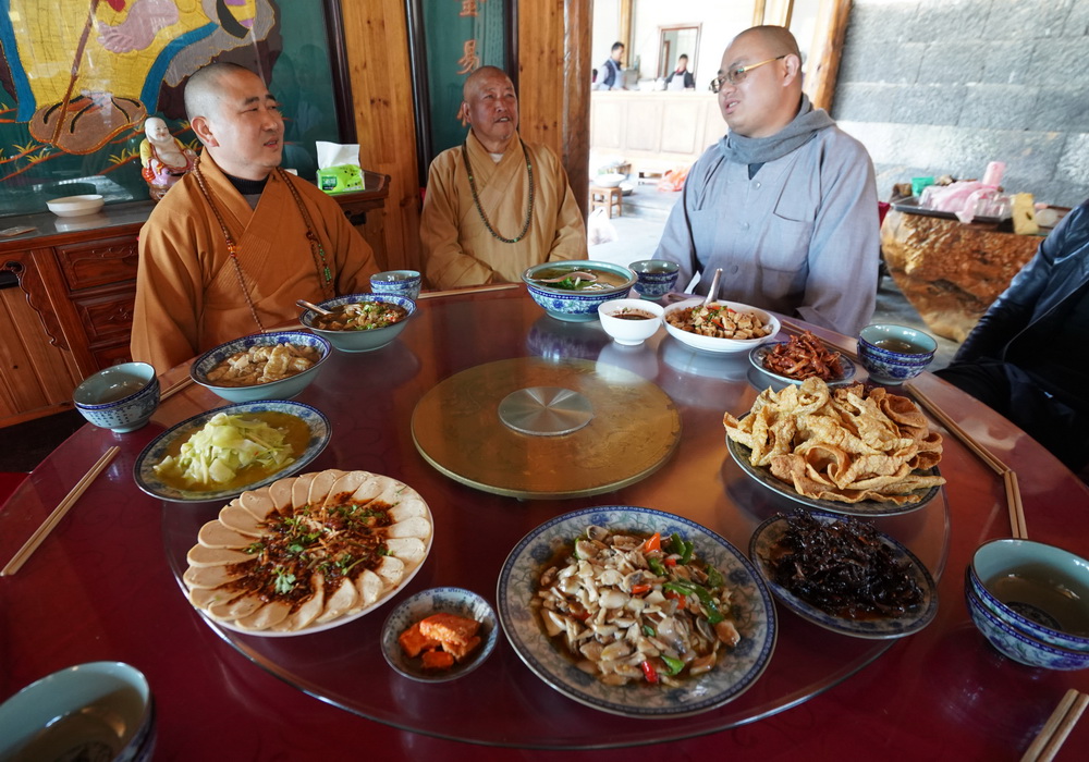 腾冲寺院吃斋席十余道菜丰盛让人跌眼镜佛门怎么也食肉
