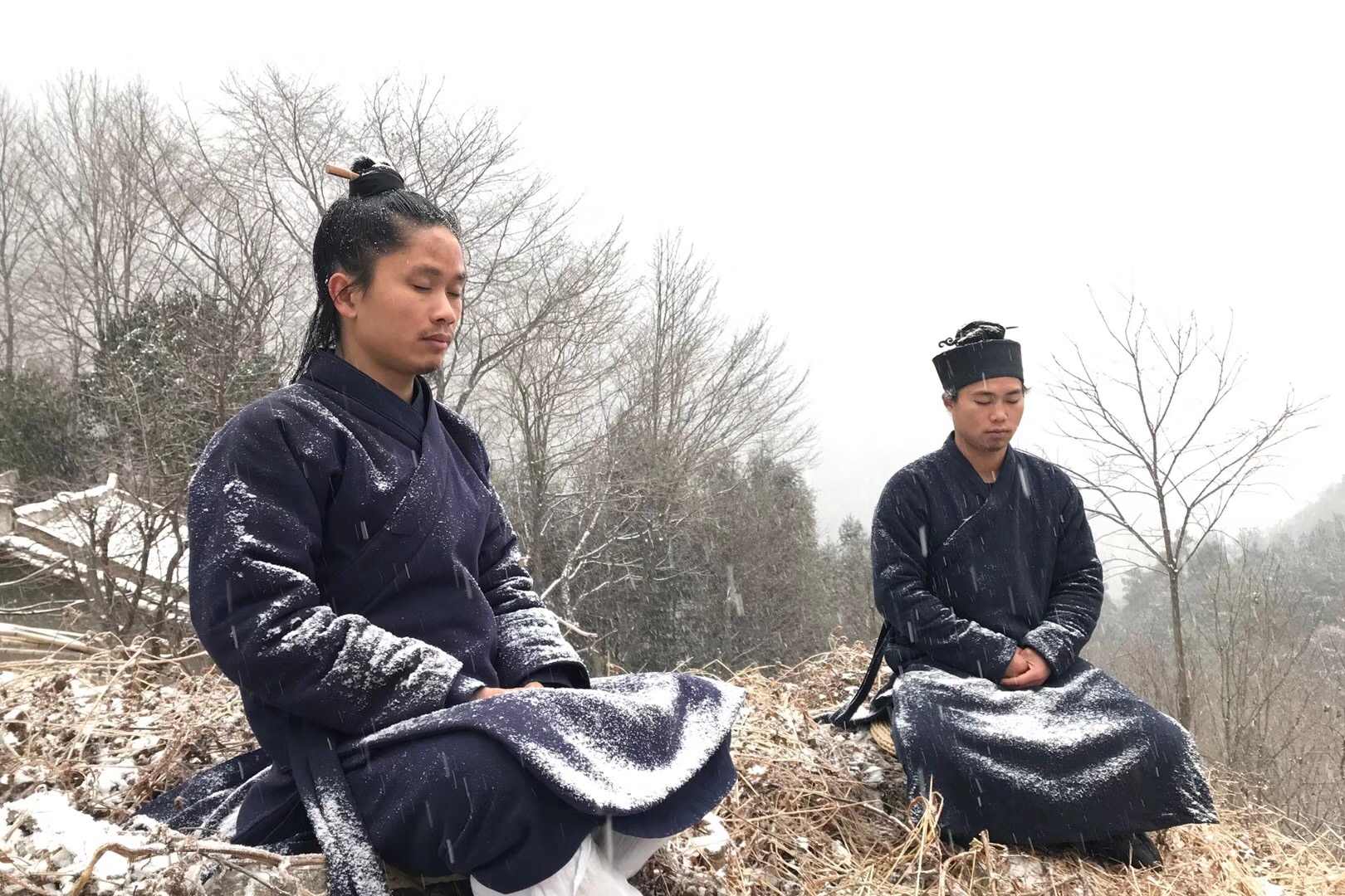 武当山今日大雪,道士冒雪打坐,明目沉思,苦练三九