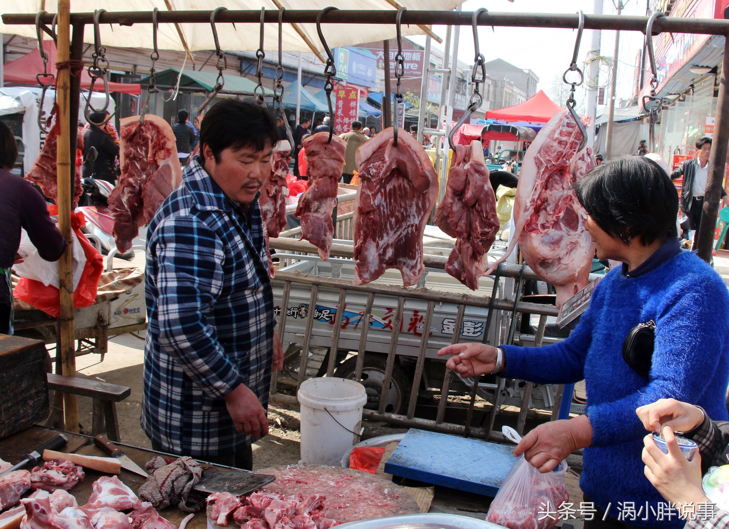 今日腊八,农村开始忙碌办年货,夫妻俩街头卖猪肉,累的手发软